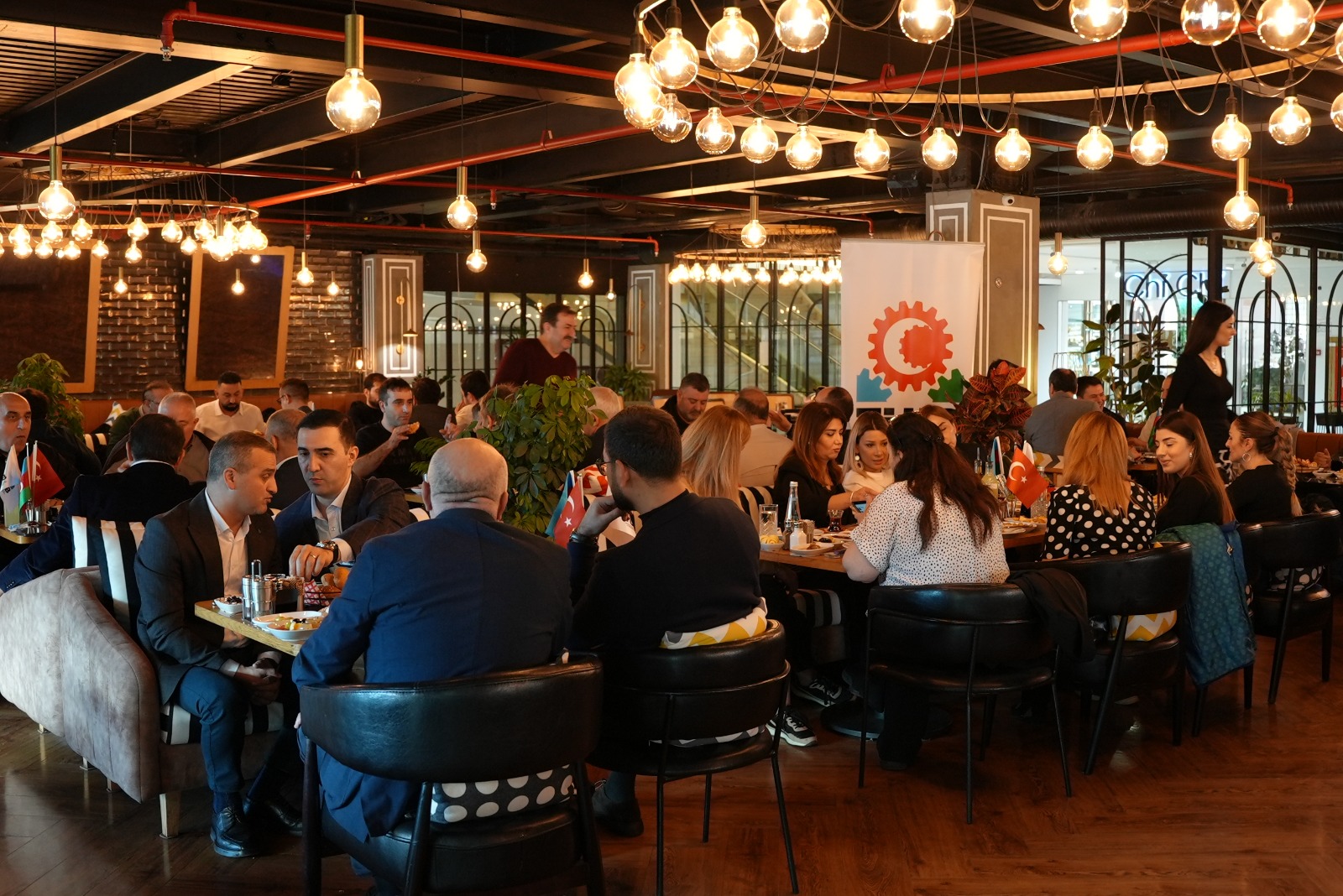 TÜİB-in Ənənəvi İşgüzar Səhər Yeməyində Ak Parti sədrinin müavini, Trabzon millət vəkili Mustafa Şen iştirak edib.